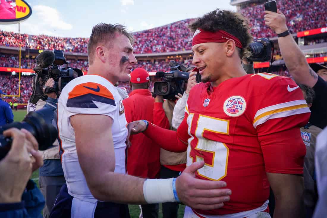 Bo nix and Mahomes exchanging words